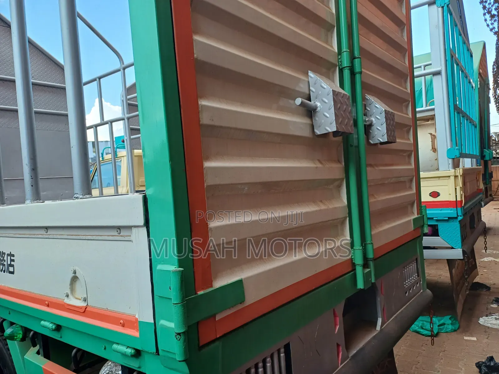 Mitsubishi Canter Truck 1996 White