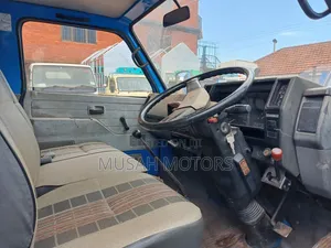 Isuzu ELF Tipper 1992 Blue