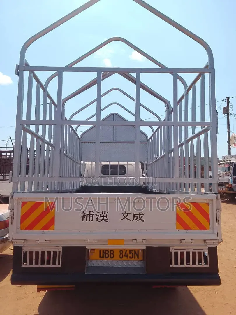 Mitsubishi Canter 1991 White