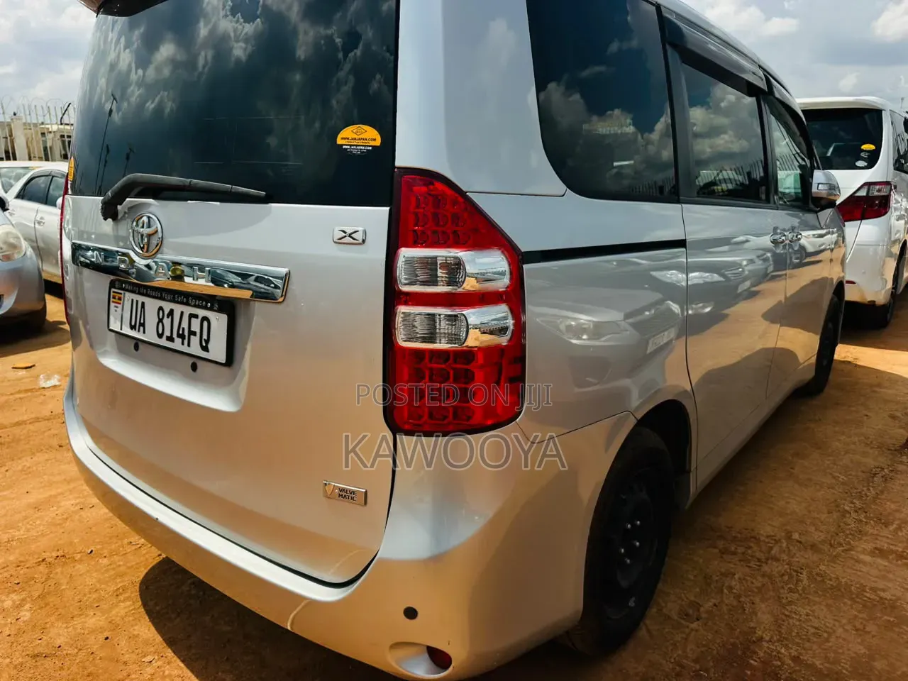 Toyota Noah 2.0 158hp AWD (8 Seater) 2013 Silver