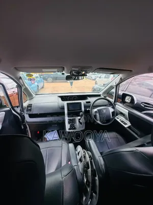 Toyota Noah 2.0 158hp AWD (8 Seater) 2013 Silver