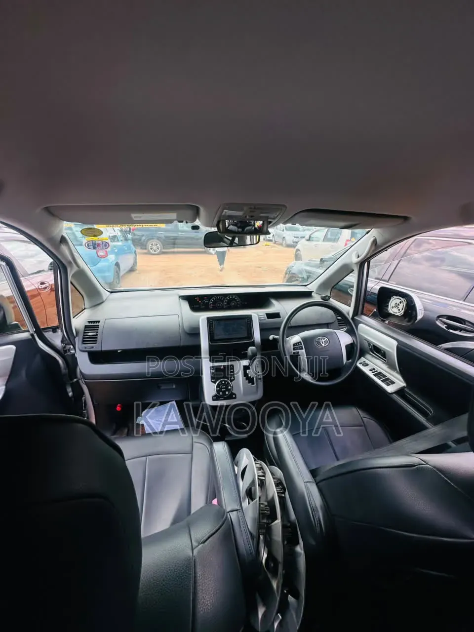 Toyota Noah 2.0 158hp AWD (8 Seater) 2013 Silver