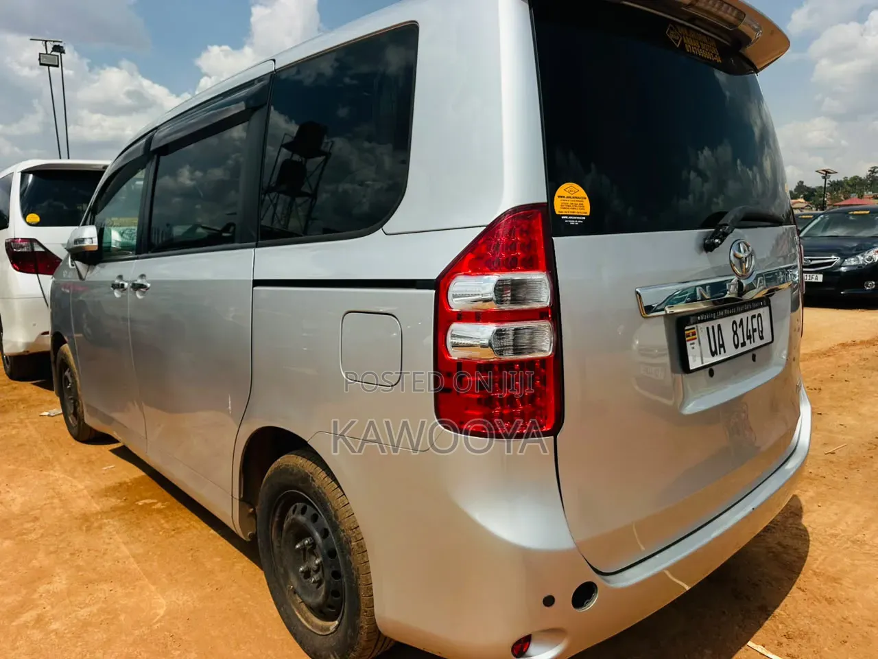 Toyota Noah 2.0 158hp AWD (8 Seater) 2013 Silver