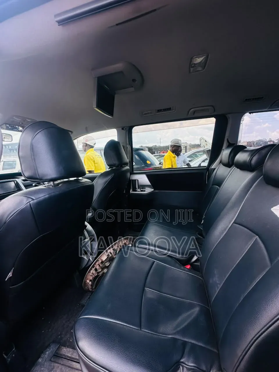 Toyota Noah 2.0 158hp AWD (8 Seater) 2013 Silver