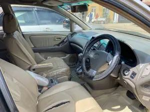 Toyota Harrier 2000 Gold