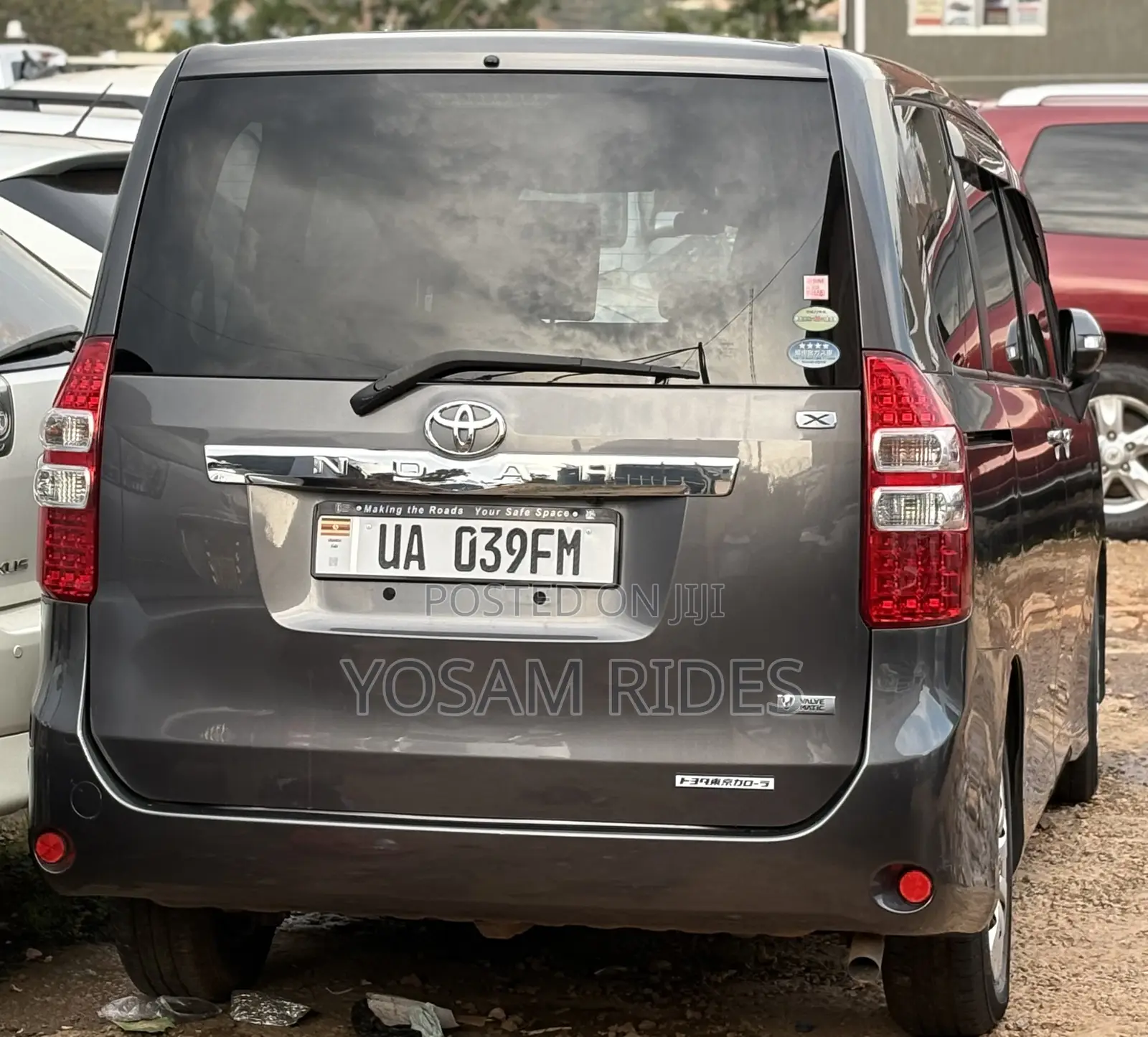 Toyota Noah 2.0 143hp FWD (7 Seater) 2012 Gray