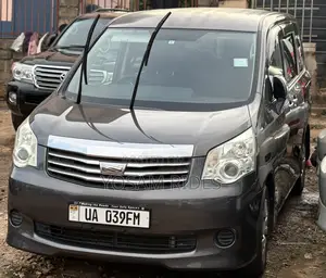 Toyota Noah 2.0 143hp FWD (7 Seater) 2012 Gray