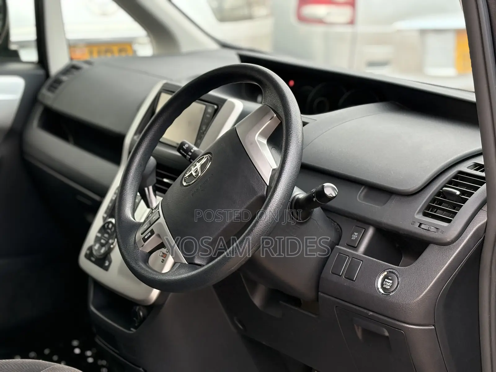 Toyota Noah 2.0 143hp FWD (7 Seater) 2012 Gray