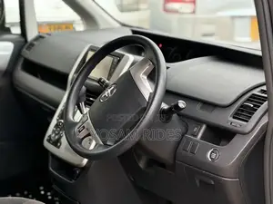 Toyota Noah 2.0 143hp FWD (7 Seater) 2012 Gray