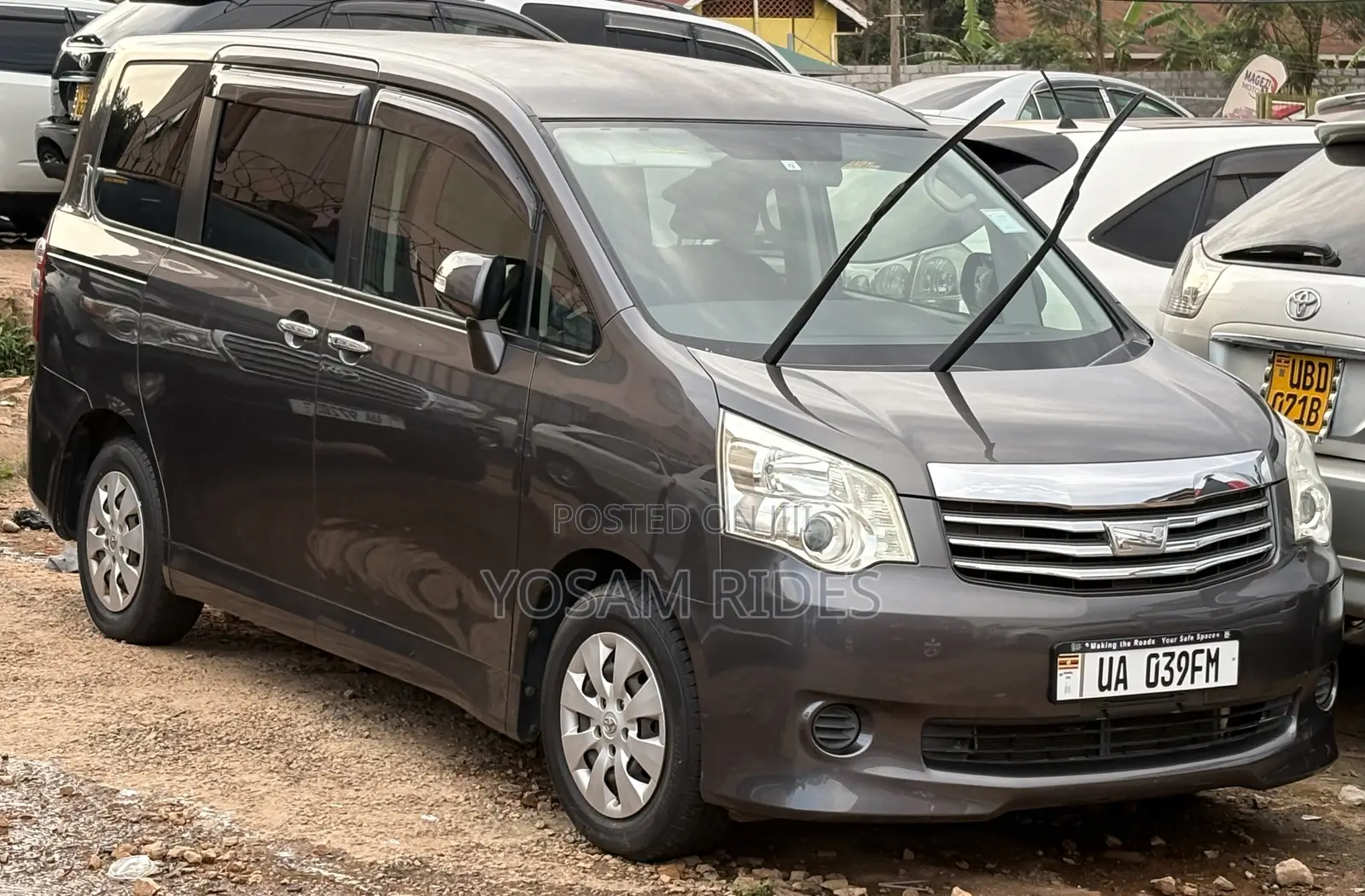 Toyota Noah 2.0 143hp FWD (7 Seater) 2012 Gray