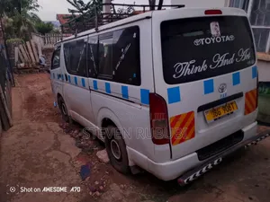 Toyota HiAce 2006 White