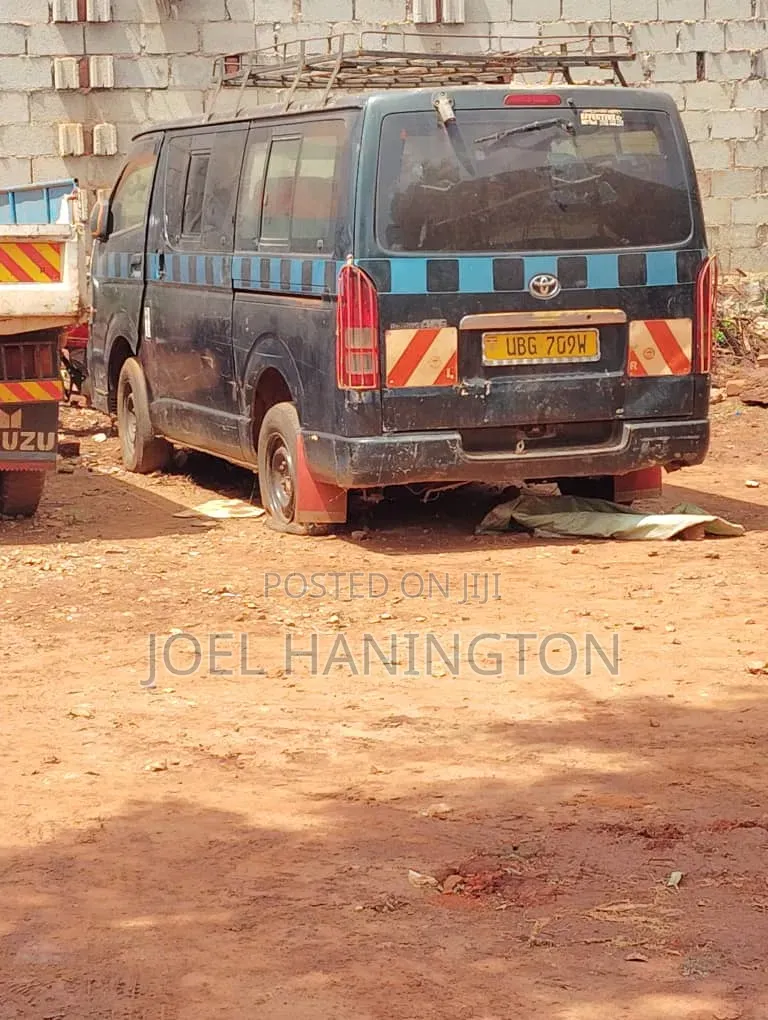 Toyota HiAce 2005 Black