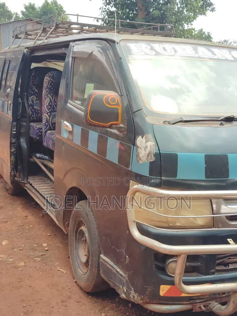 Toyota HiAce 2005 Black
