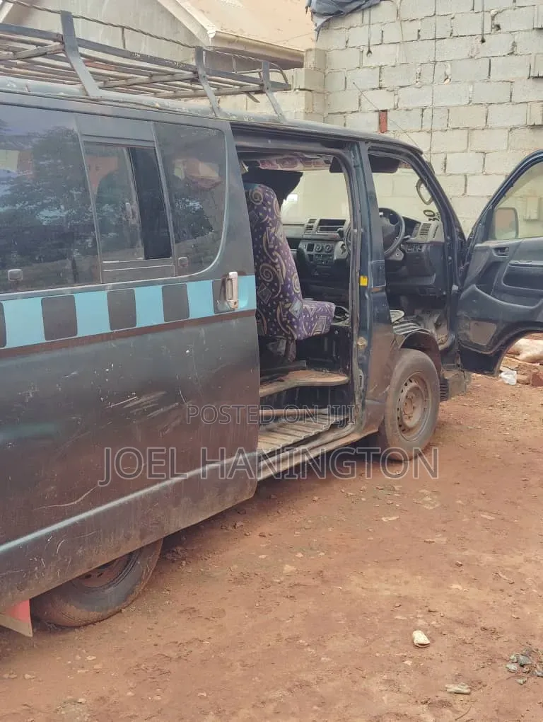 Toyota HiAce 2005 Black