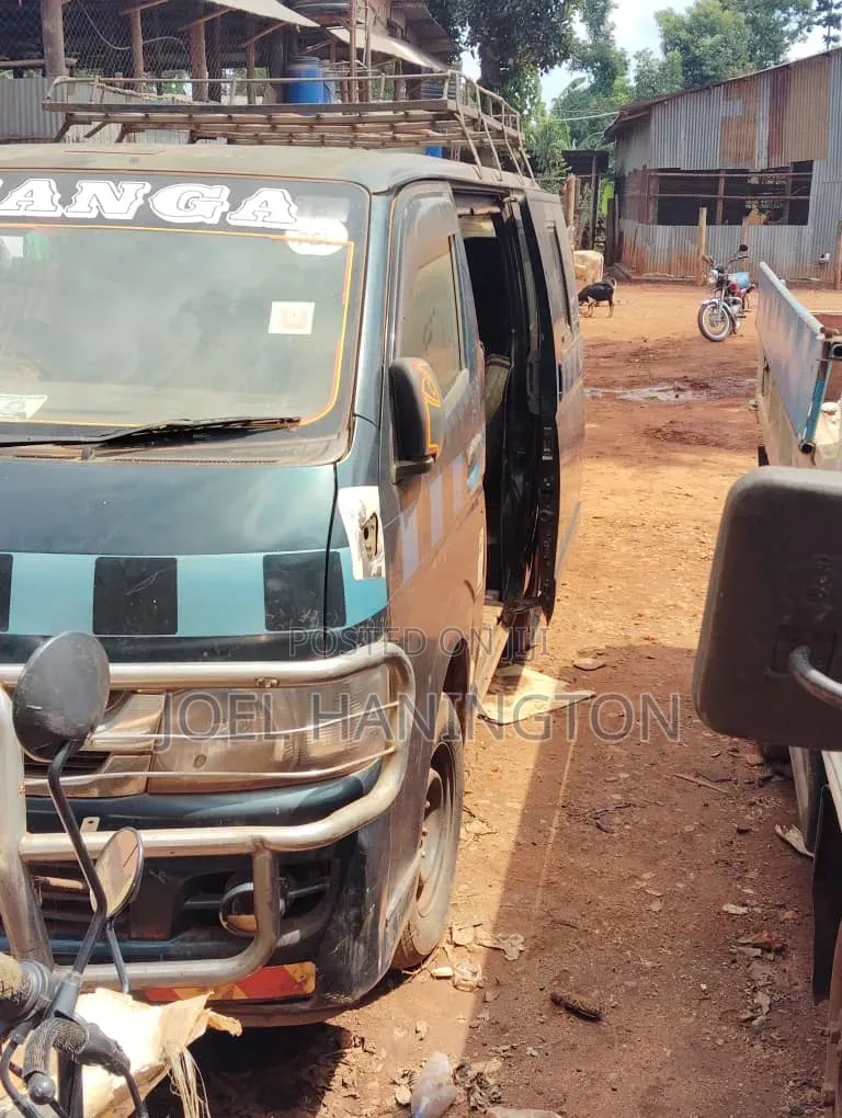 Toyota HiAce 2005 Black