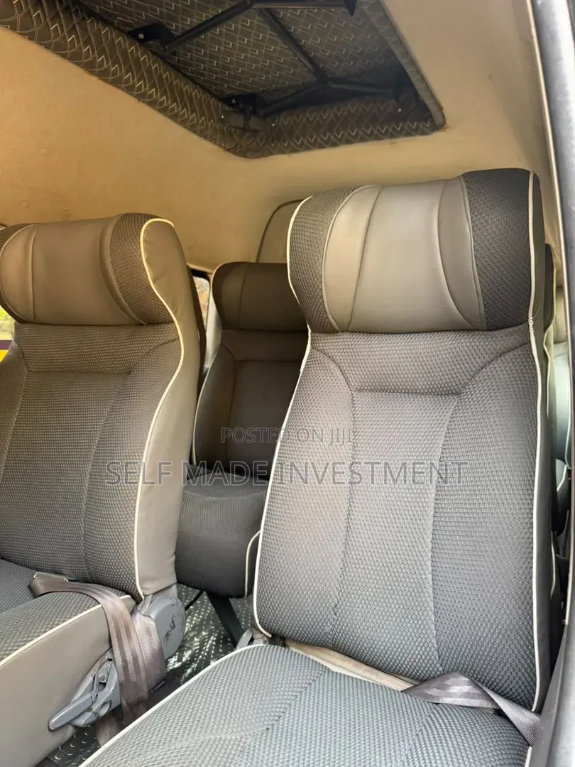 Toyota HiAce 2013 White