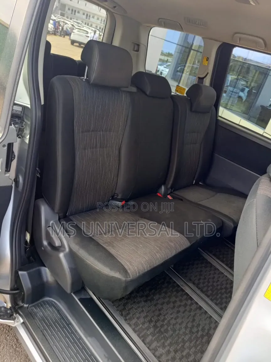 Toyota Noah 2.0 FWD (8 Seater) 2016 Silver