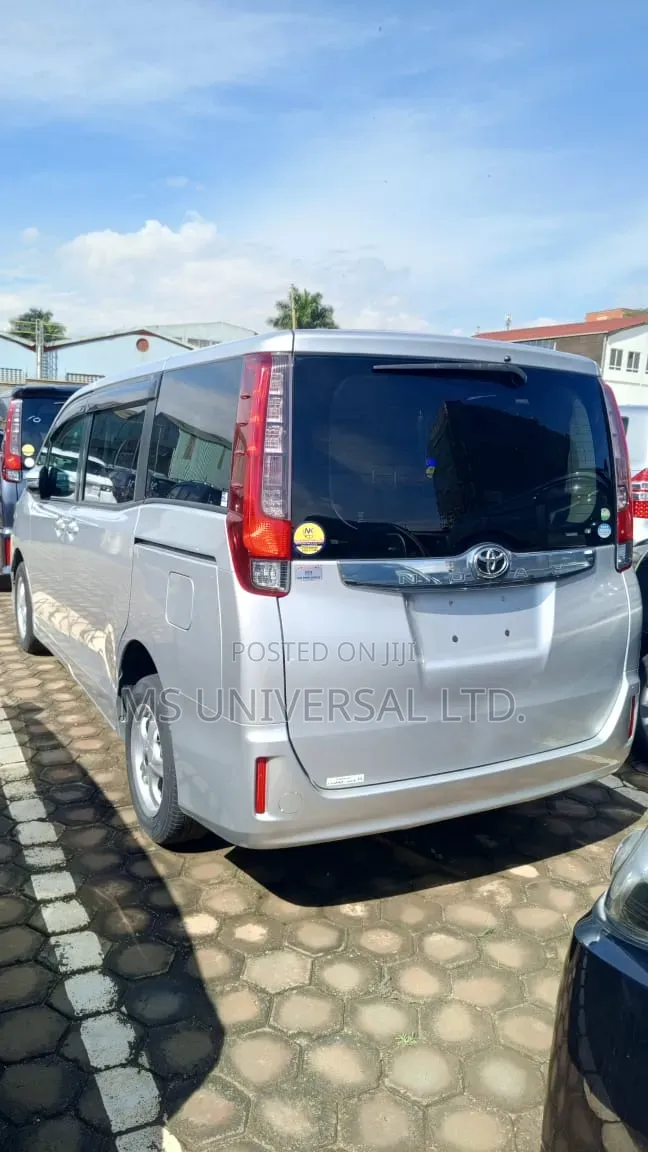 Toyota Noah 2.0 FWD (8 Seater) 2016 Silver