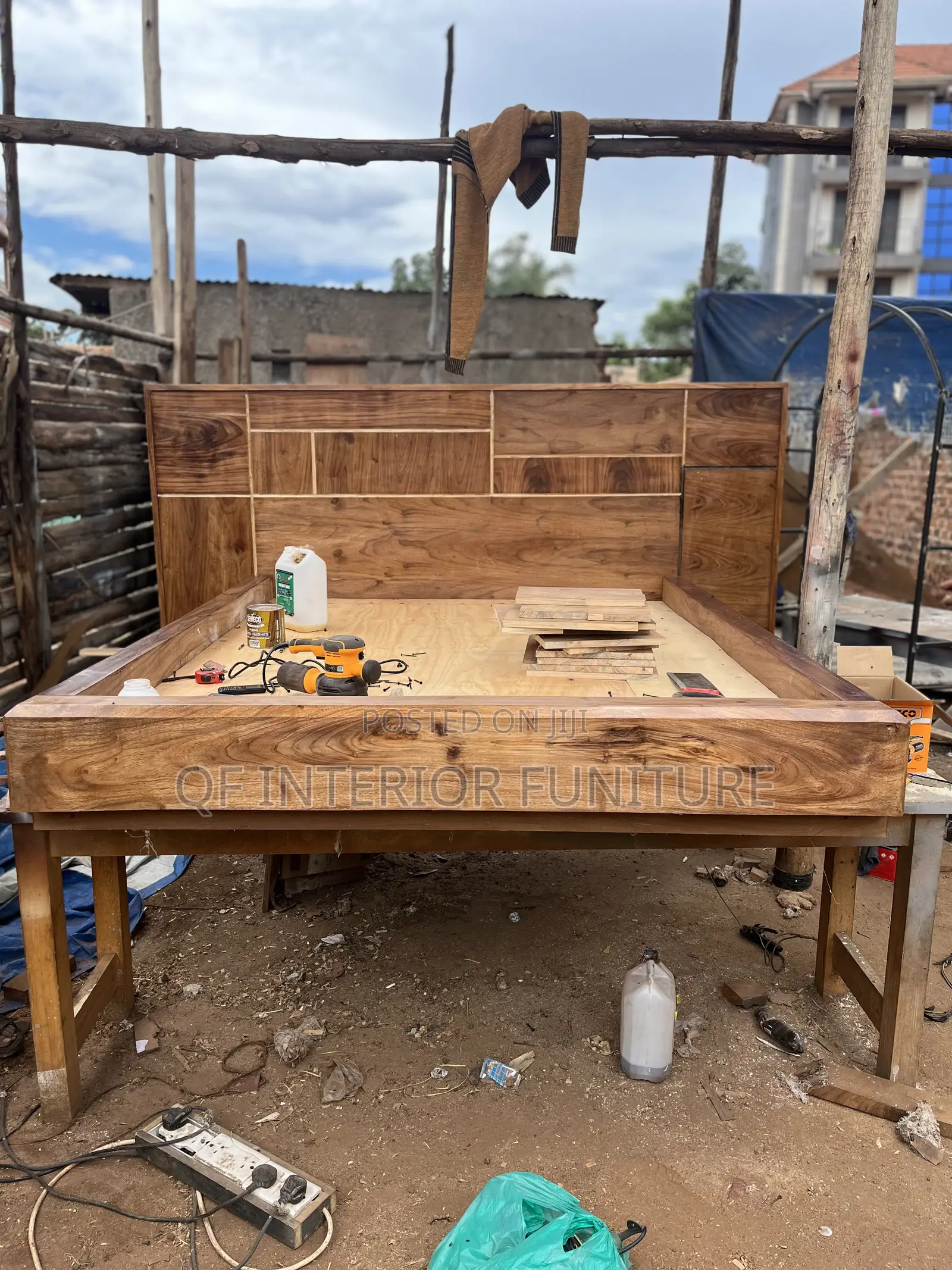 Mugavu Wood Bed