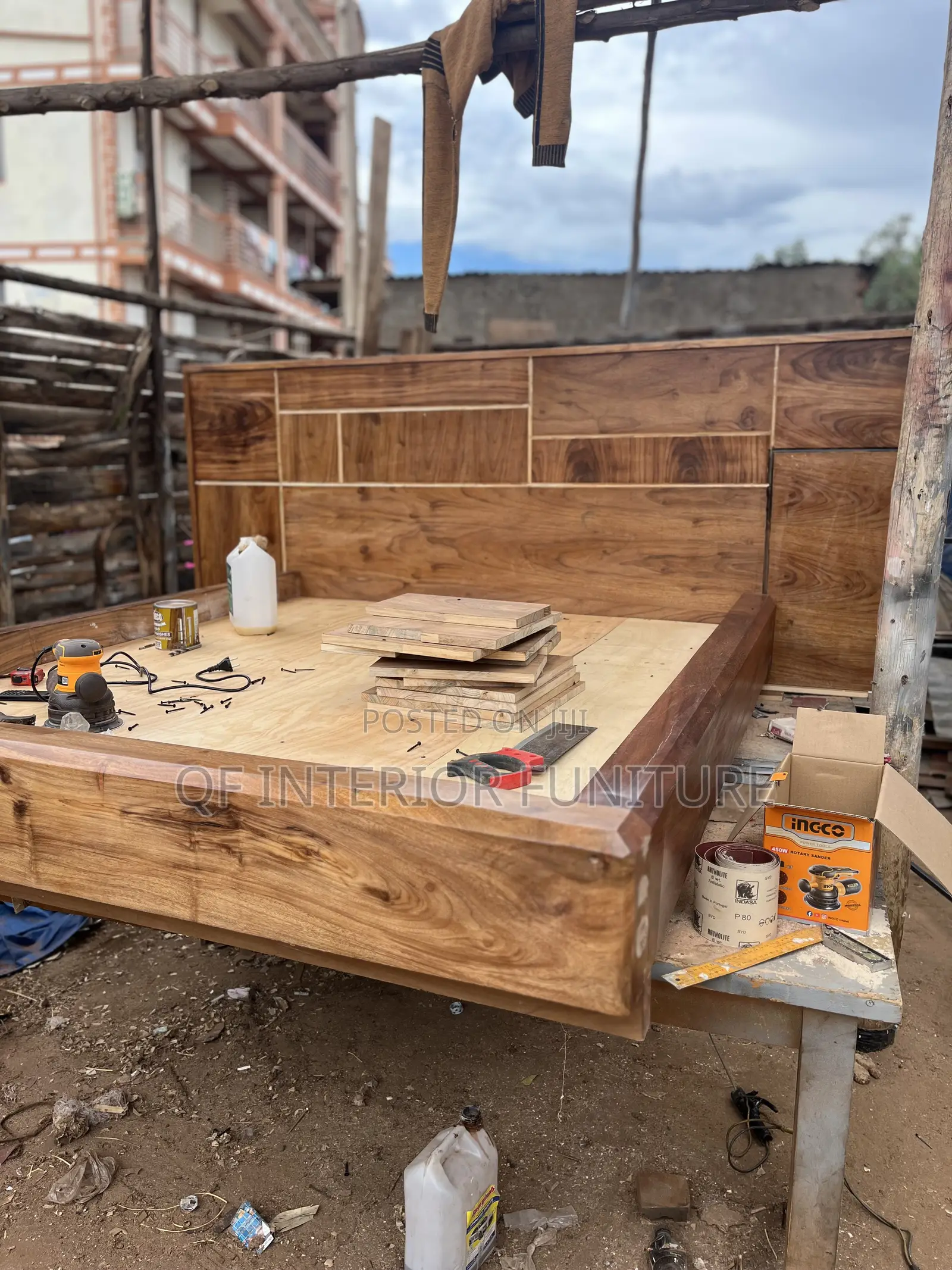 Mugavu Wood Bed
