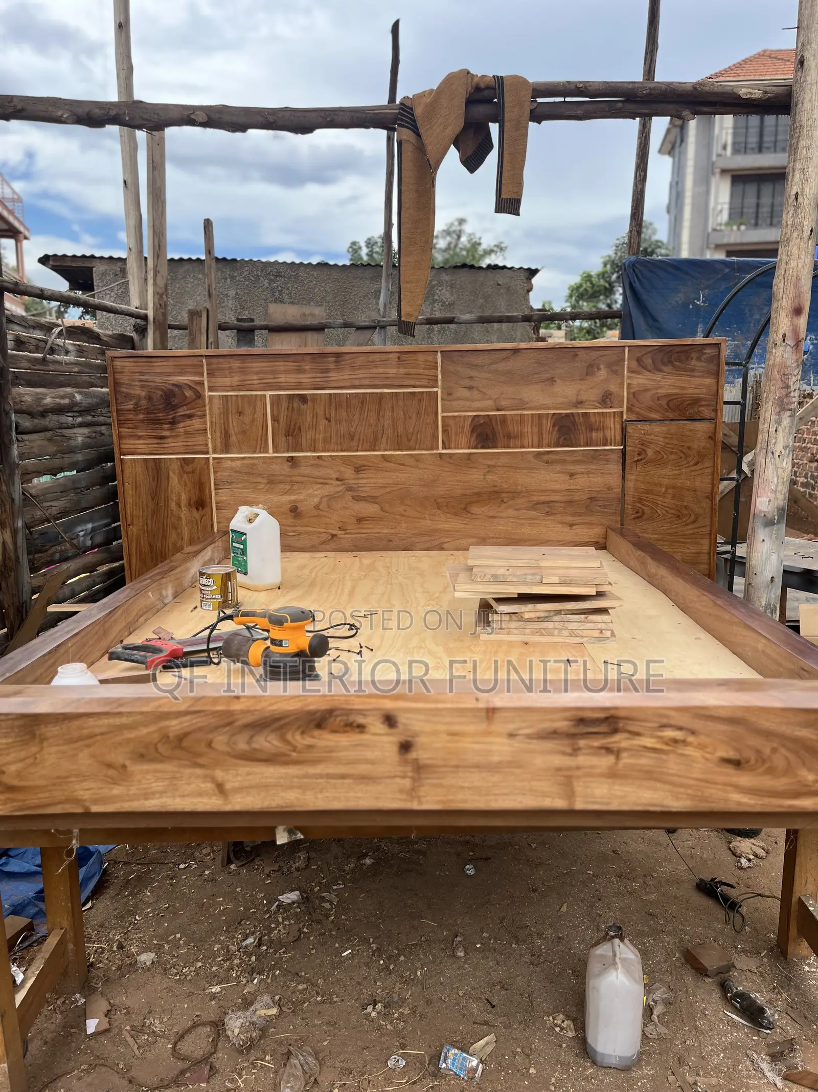 Mugavu Wood Bed
