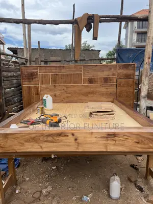 Mugavu Wood Bed