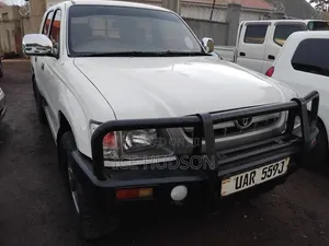Toyota Hilux 2003 White