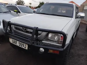 Toyota Hilux 2003 White