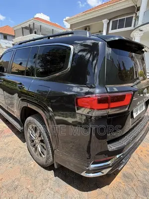 Toyota Land Cruiser LC300 2023