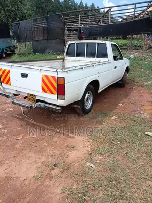 Nissan Pick-Up 1995 White