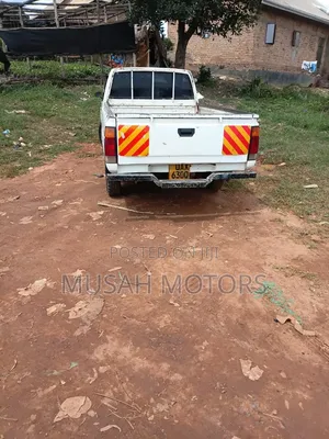 Nissan Pick-Up 1995 White