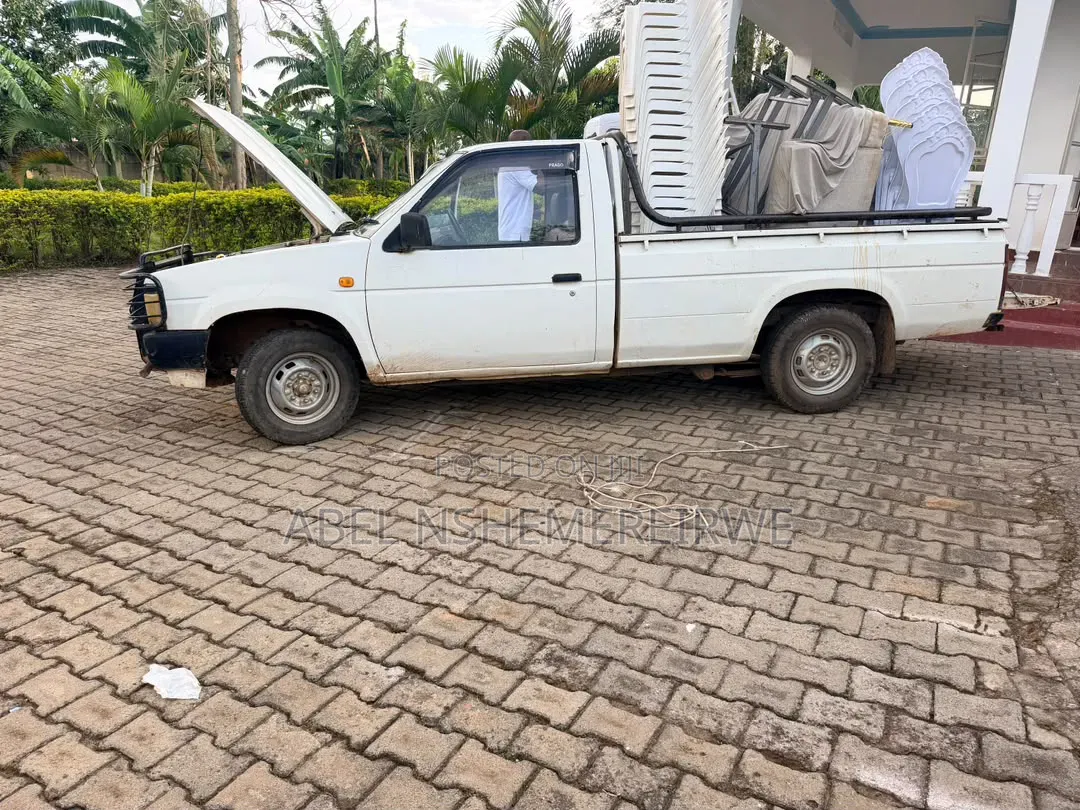 Nissan Pick-Up 1992 White