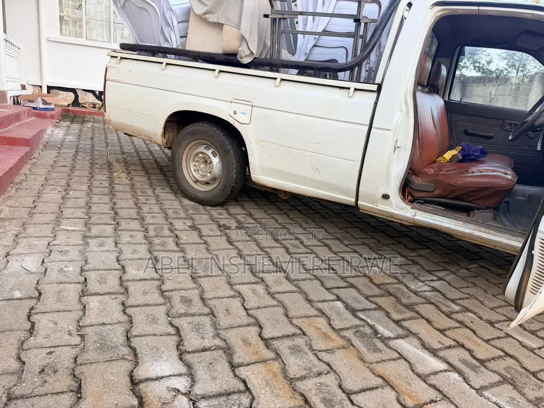Nissan Pick-Up 1992 White