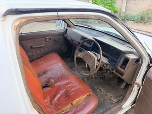 Nissan Pick-Up 1992 White