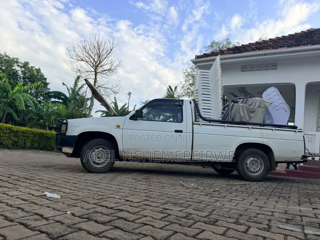 Nissan Pick-Up 1992 White