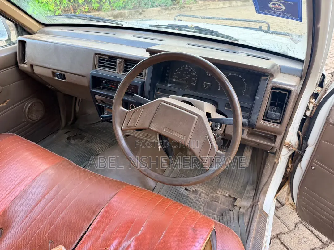 Nissan Pick-Up 1992 White