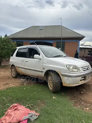 Toyota Raum 1998 White