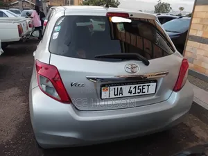 Toyota Vitz 2015 Silver
