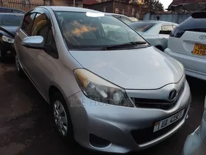 Toyota Vitz 2015 Silver