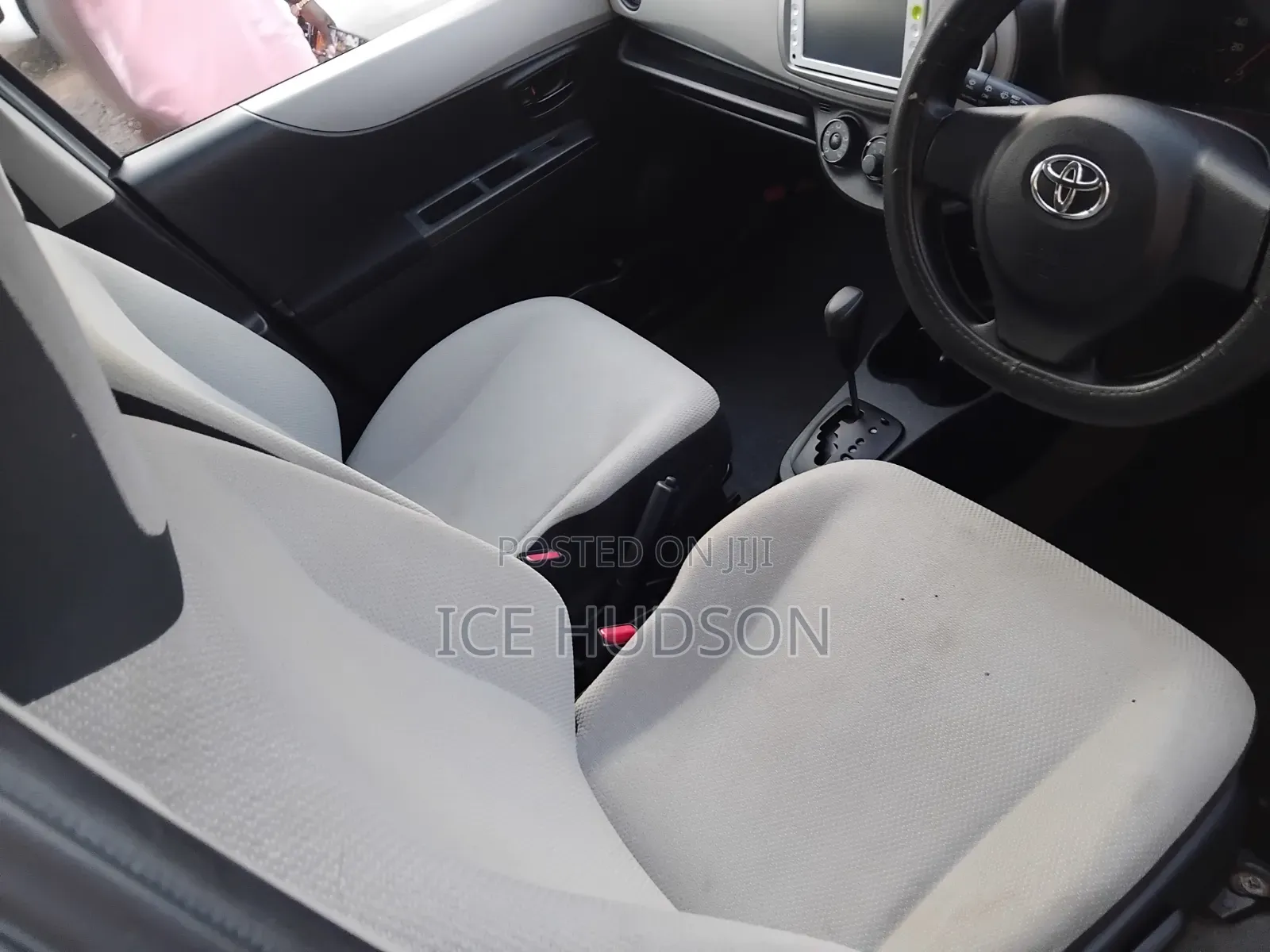 Toyota Vitz 2015 Silver