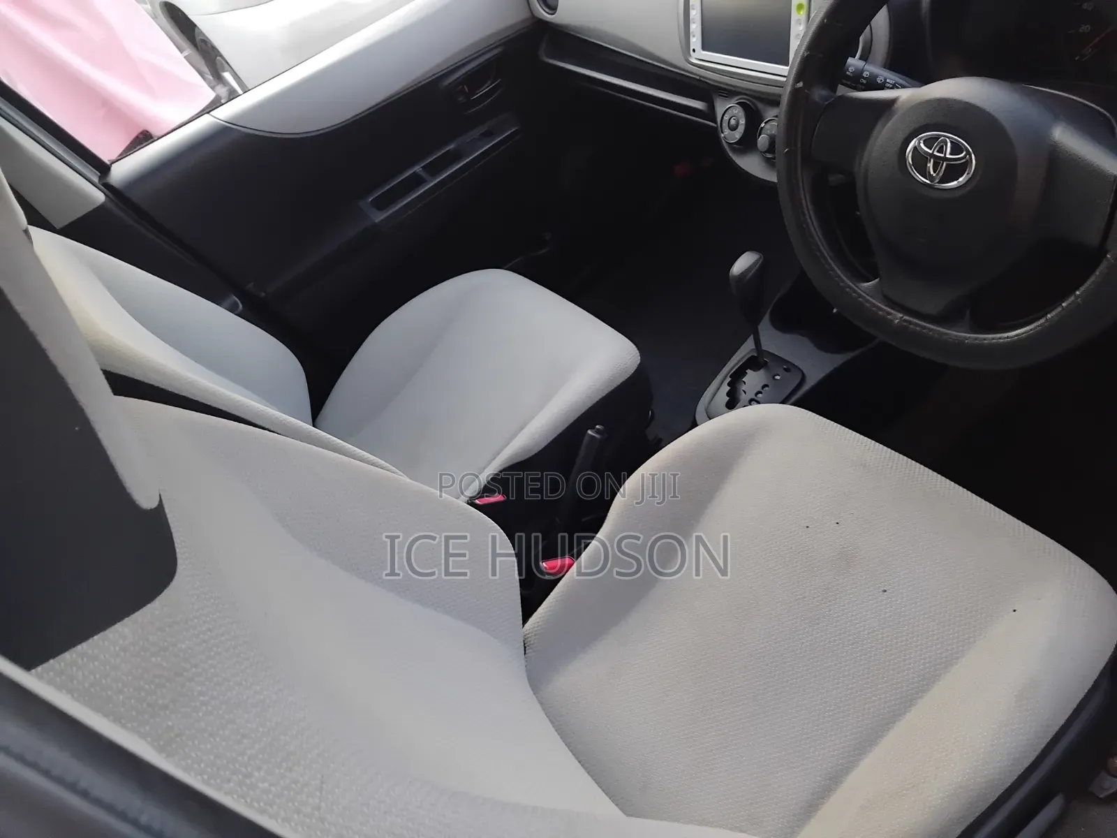 Toyota Vitz 2015 Silver