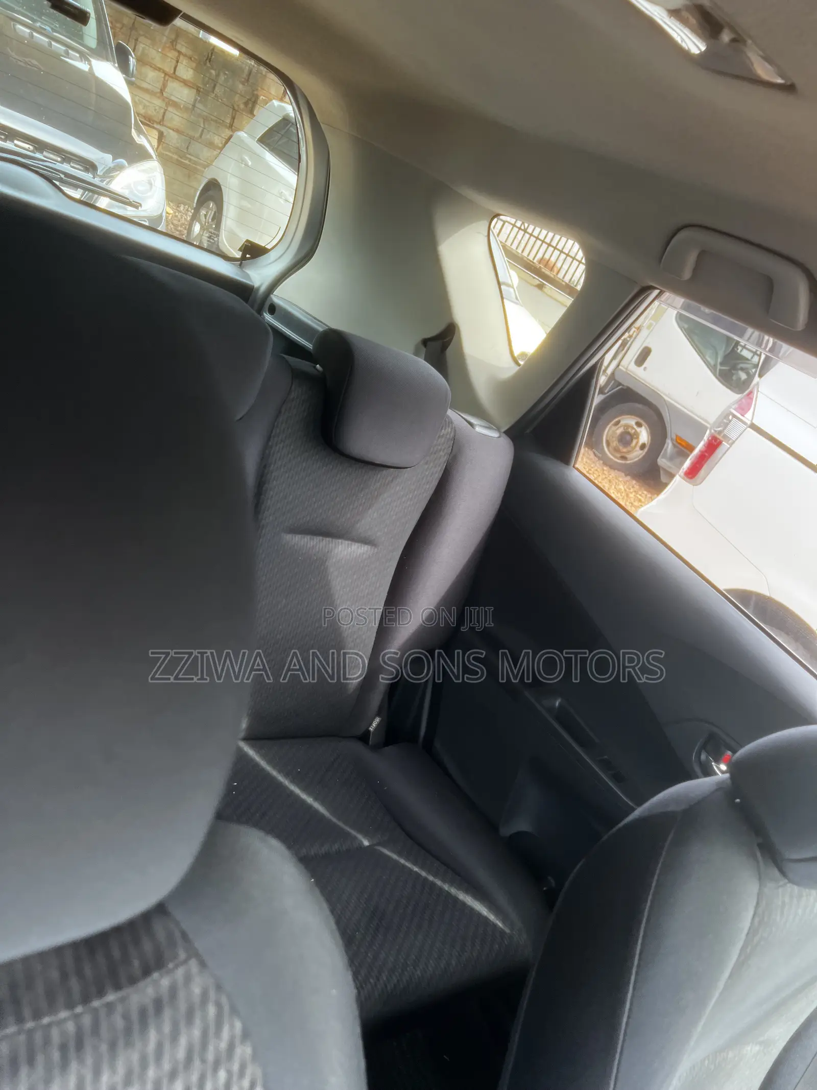 Toyota Ractis 1.5 AWD 2012 Silver