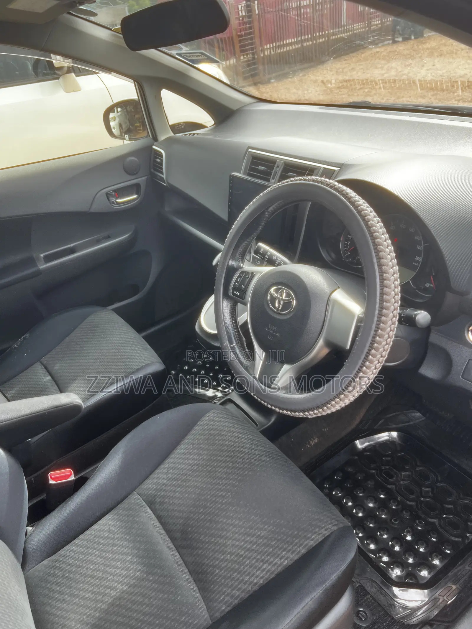 Toyota Ractis 1.5 AWD 2012 Silver