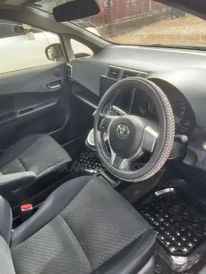 Toyota Ractis 1.5 AWD 2012 Silver