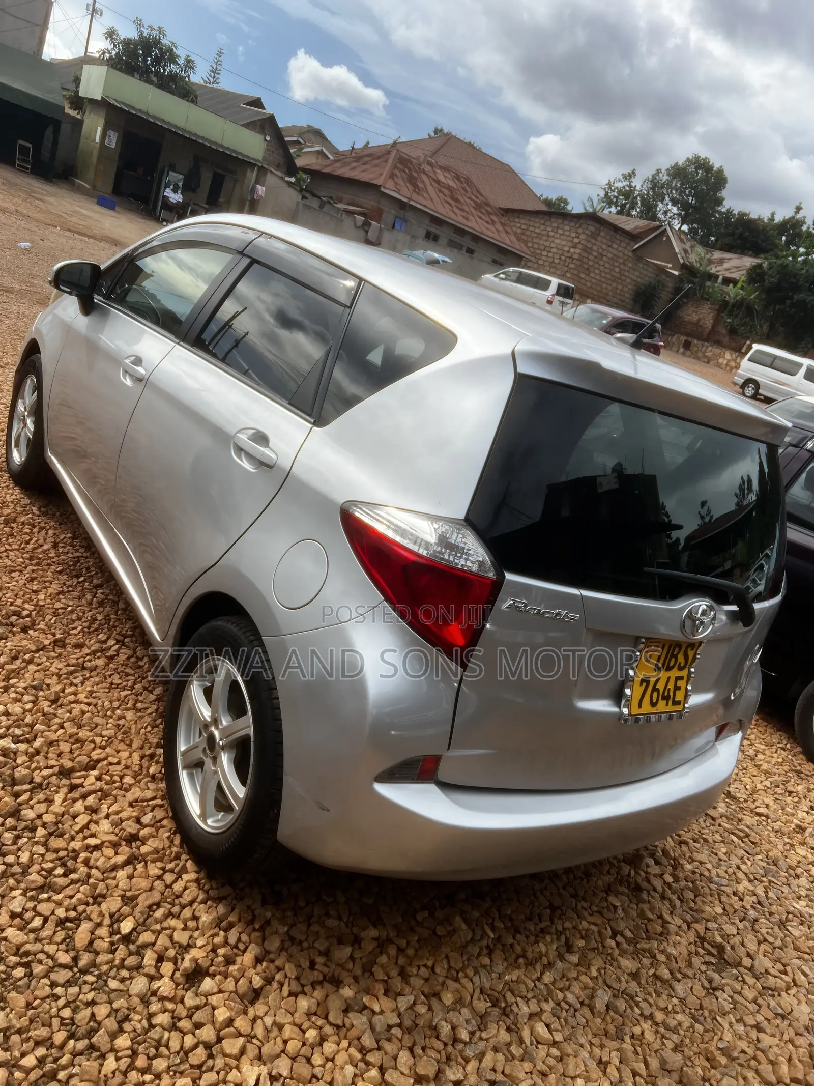 Toyota Ractis 1.5 AWD 2012 Silver