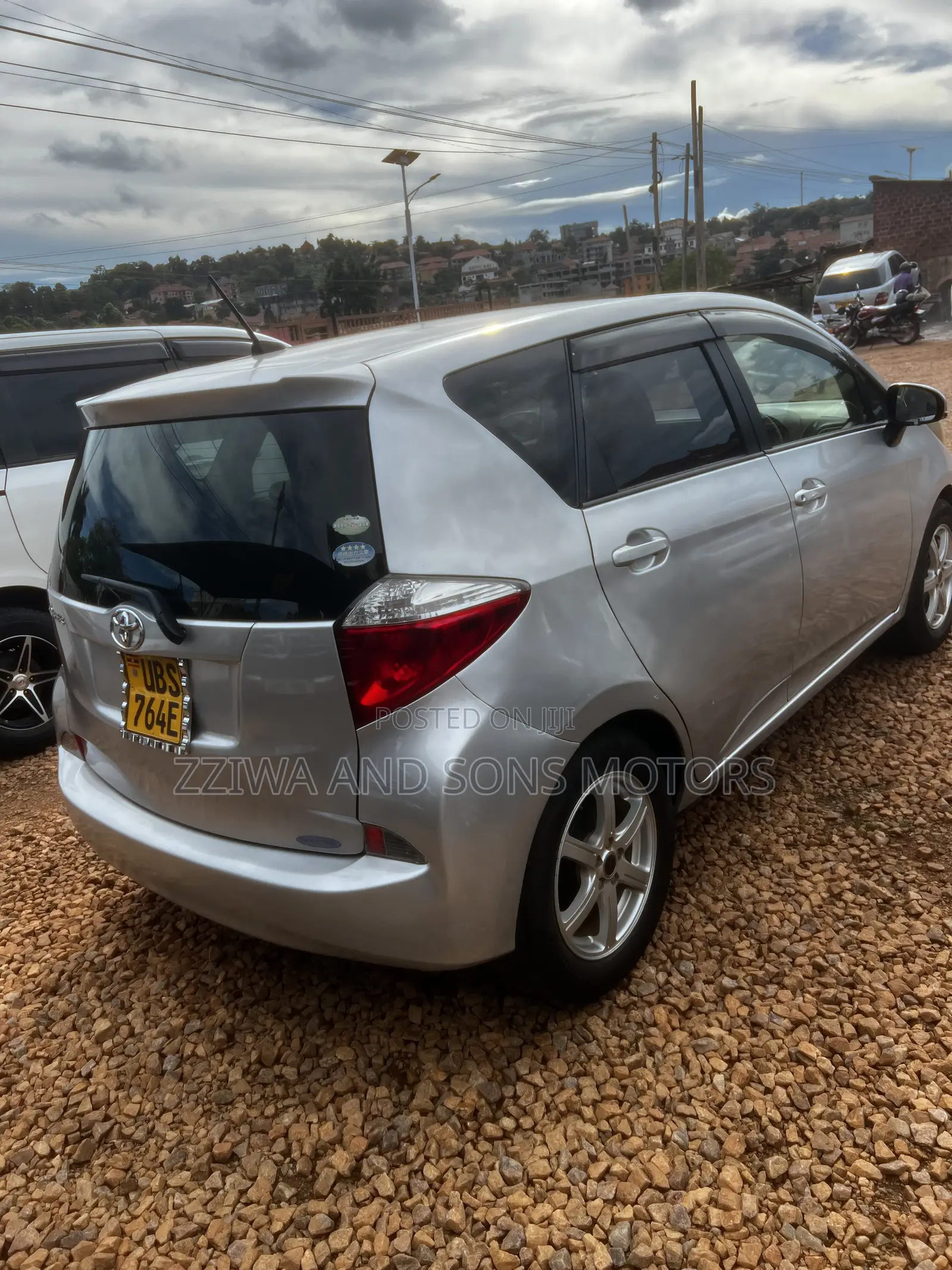 Toyota Ractis 1.5 AWD 2012 Silver