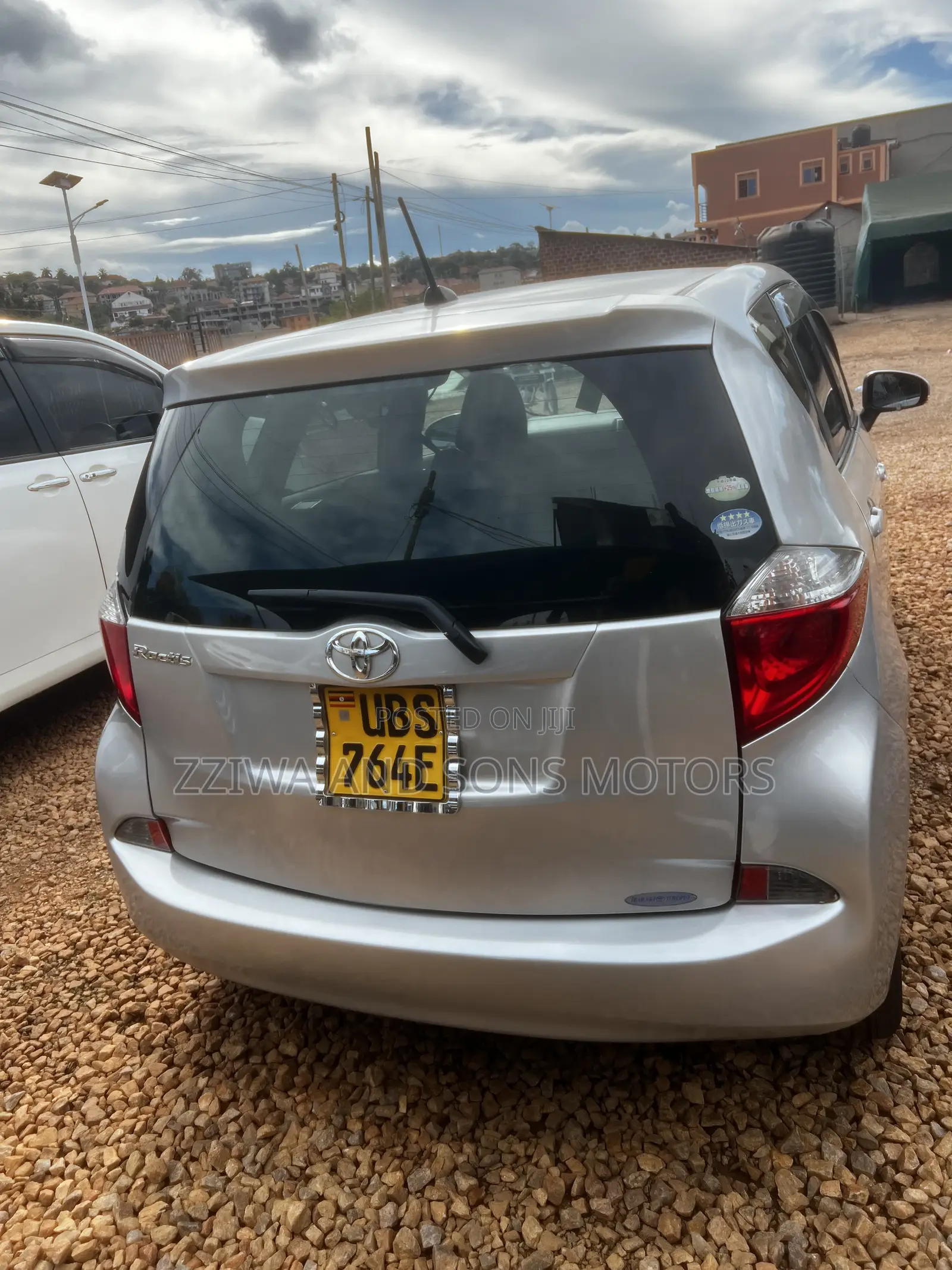 Toyota Ractis 1.5 AWD 2012 Silver