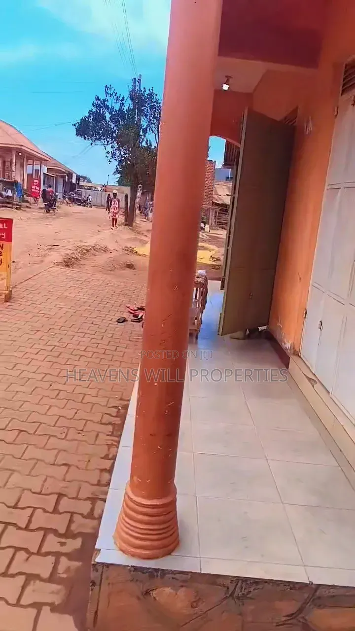5 Shops + 5 Singles Self-Contained