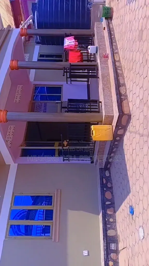 4bdrm Bungalow in 4Br House On Quick, Division A for sale