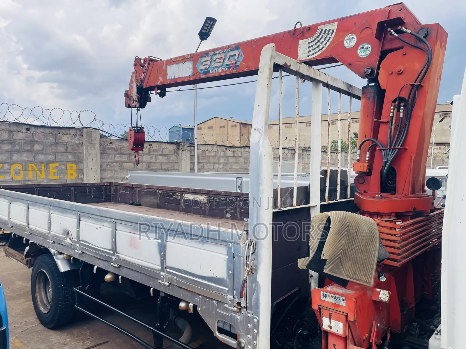 Isuzu Truck With Crane